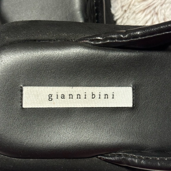 New without tags or box black Gianni Bini flip flops - Picture 2 of 5
